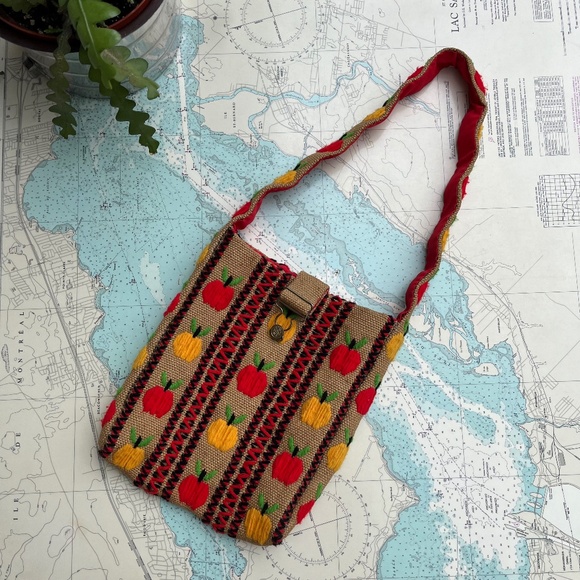 Vintage Handbags - Vintage 60s Apple Embroidered Burlap Bag